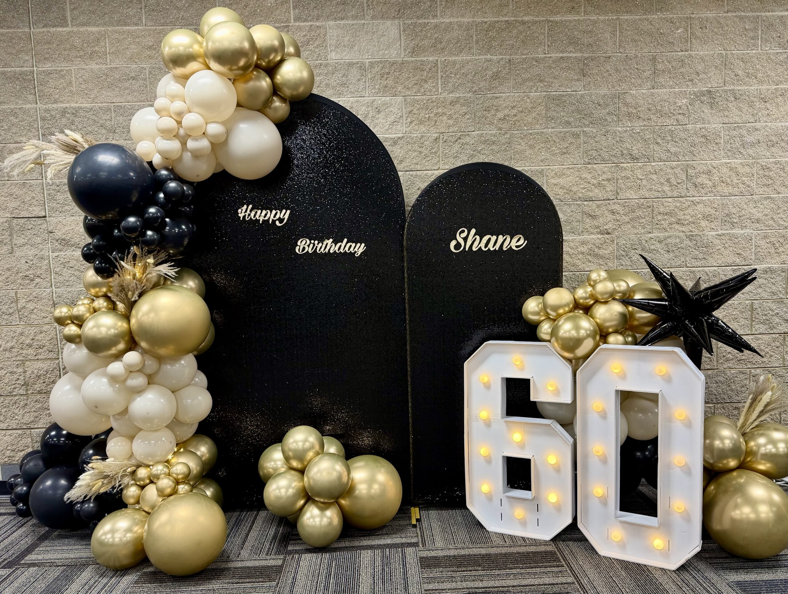 Milestone birthday balloon décor